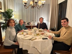 Haldun Dormen Instagram - Eski günleri yad edip bol bol eğlendik. Emelciğim ve Erolcuğum bu güzel davetiniz için çok teşekkürler..