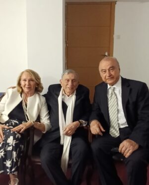 Haldun Dormen Instagram - İzmir Sahne Tozu Tiyatrosu’nun düzenlediği Bedia Ödülleri’nin 12. Yılını kutlamak, Erhan ve Nilgün Dumanlı ile de  bu ödül töreninde buluşmak beni çok mutlu etti. Emeği geçen herkese teşekkürler…