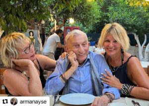 Haldun Dormen Instagram - #Repost @armanayse with @use.repost
・・・
Yarın büyük gün🔥
Ailemizin yaşça en büyüğü, ruhen en genci 4 kişilik ekibiyle geliyoooo💕💕💕 @haldundormen

İki haftaya yakın misafirimiz olacaklar. Ev temizlendi, alışverişler yapıldı, sevdikleri şeyler alındı🌺

Günlük rutin şöyle:
09:30 Kahvaltı (Maile sofraya oturulur)
Rahmaninov çalar fonda, Spotify’dan seçtik sevdiği eserleri
Posta-Sözcü ‘nün çengel bulmacası çözülür (Gençler dahil olacak, bilmedikleri kelimeleri öğrenecekler)
Yemek öncesi, soğuk bira (Kahve diye sorunca, acıyarak bakıyor:))) ‘Kahve değil bira alim’ diyor, buzz gibi olacak ama)
13:15 öğle yemeği (Sevdiği yemekler listelendi)
Öğle yemeği sonrası biraz dinlenmece. Biraz ama. Dinlenmeyi pek sevmiyor duracel’imiz :)) Bir plaj/ beach ister. Gölgede bi şeyler okur. Öyle boş yerleri de sevmez. İlle de insan olacak. Coşku olacak, hareket olacak. O, inceleyecek gözlemleyecek. Gözü, gönlü açılacak.
Sonra ev/ duş.
20:30 akşam yemeği (Tercihen dışarıda. Yine, ille de insan olacak. Yeni yerler görecek. Sosyalleşecek. Şarap ya rakı içecek. Bol sohbet. )
Evde sohbete devam. Sessiz film oynamayı sever. En iyi o oynar. Haliyle. Bazen netflix. 
24:00 öncesi ‘kum saati’ adını verdiği son sigara. Zaten çok içmiyor, iki üç tane, sonra uykuuu.

Rutinlerin bozulmasını sevmez! Biz de zaten her yaz, gelişini 4 gözle bekliyoruz, rutinlerine sadığızzz.

Sadece her akşam çıkmak benim zavallı bünyemi biraz zorluyor🙈Ona adapte olacağım derken, dilim dışarda kalıyor, hızına, enerjisine, coşkusuna yetişemiyorum😂

Ben saf saf, ‘Bu yaz da, günde 2 kere mi dışarı çıkmaca?’ diye sorma gafletinde bulundum asistanı sevgili Osman’a🙈’Çok enerjik geliyor. Muhtemelen ister!’ dedi. ‘Peki bi gün dışarı çıkıp, bi gün çıkmasak? Hava da çok sıcak’ diyecek oldum. ‘Sanmıyorum tercih edeceğini. Yorulmuyor. Sıcak da onu rahatsız etmiyor’ dedi😂😂😂🧿🙏

Biz şimdiden güçlü olalım diye, Burunomla C vitaminlerini içmeye başladık bile!!!! Mami, ‘Bana da verin’ dedi :)) 97 yaşındaki en gecimize, tabii ki uyum sağlayacağızzz!!! ❤️
(Fotoğraflar geçen yazdan. Bu sene de çekeceğiz tabii💕)