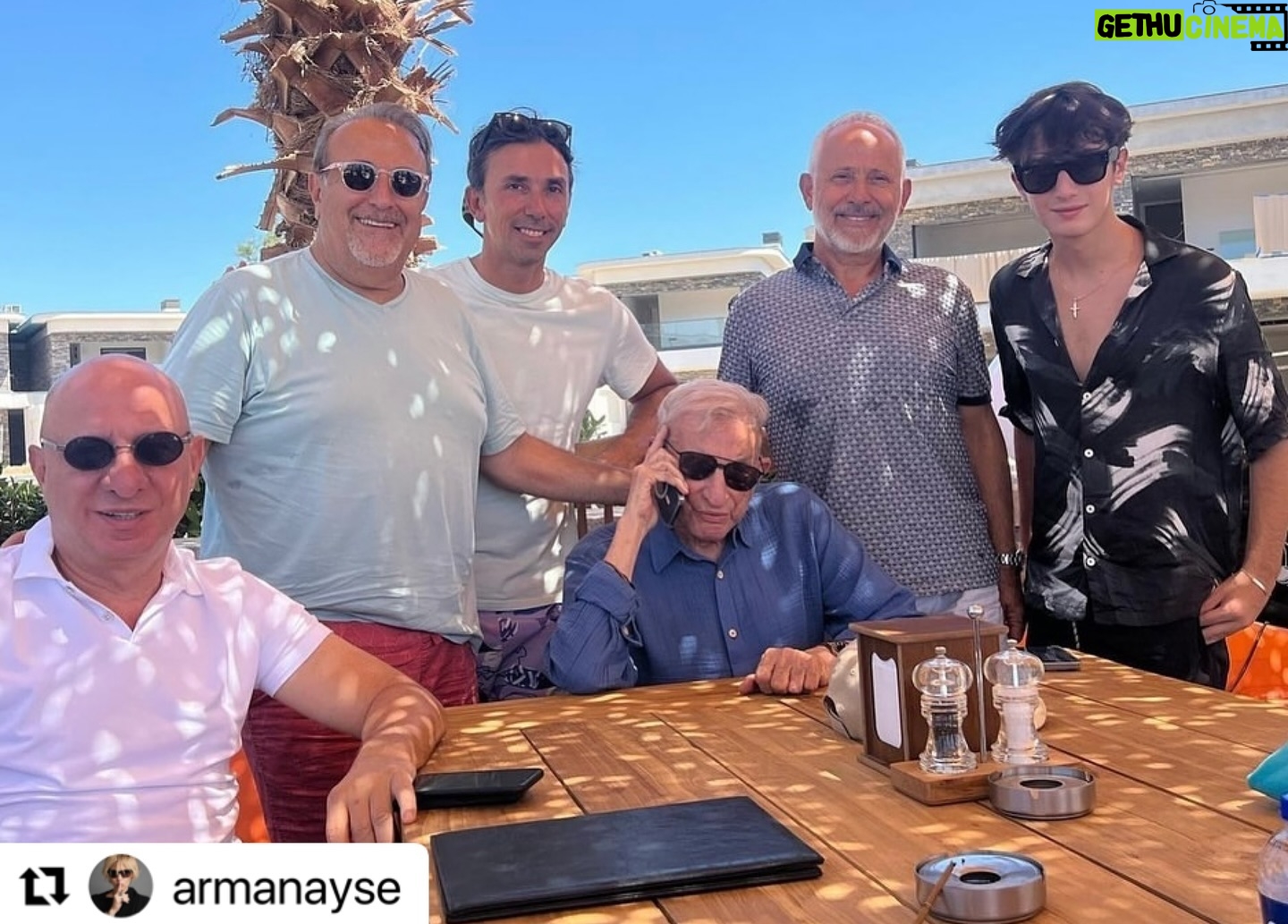 Haldun Dormen - 5.4K Likes - #Repost @armanayse with @use.repost
ć»ć»ć»
Yarın büyük günš„
Ailemizin yaÅƧa en büyüÄü, ruhen en genci 4 kiÅilik ekibiyle geliyooooššš @haldundormen
İki haftaya yakın misafirimiz olacaklar. Ev temizlendi, alıÅveriÅler yapıldı, sevdikleri Åeyler alındıšŗ
Günlük rutin Åƶyle:
09:30 Kahvaltı (Maile sofraya oturulur)
Rahmaninov Ƨalar fonda, Spotifyādan seƧtik sevdiÄi eserleri
Posta-Sƶzcü ānün Ƨengel bulmacası Ƨƶzülür (GenƧler dahil olacak, bilmedikleri kelimeleri ƶÄrenecekler)
Yemek ƶncesi, soÄuk bira (Kahve diye sorunca, acıyarak bakıyor:))) āKahve deÄil bira alimā diyor, buzz gibi olacak ama)
13:15 ƶÄle yemeÄi (SevdiÄi yemekler listelendi)
ĆÄle yemeÄi sonrası biraz dinlenmece. Biraz ama. Dinlenmeyi pek sevmiyor duracelāimiz :)) Bir plaj/ beach ister. Gƶlgede bi Åeyler okur. Ćyle boÅ yerleri de sevmez. İlle de insan olacak. CoÅku olacak, hareket olacak. O, inceleyecek gƶzlemleyecek. Gƶzü, gƶnlü aƧılacak.
Sonra ev/ duÅ.
20:30 akÅam yemeÄi (Tercihen dıÅarıda. Yine, ille de insan olacak. Yeni yerler gƶrecek. SosyalleÅecek. Åarap ya rakı iƧecek. Bol sohbet. )
Evde sohbete devam. Sessiz film oynamayı sever. En iyi o oynar. Haliyle. Bazen netflix.
24:00 ƶncesi ākum saatiā adını verdiÄi son sigara. Zaten Ƨok iƧmiyor, iki üç tane, sonra uykuuu.
Rutinlerin bozulmasını sevmez! Biz de zaten her yaz, geliÅini 4 gƶzle bekliyoruz, rutinlerine sadıÄızzz.
Sadece her akÅam Ƨıkmak benim zavallı bünyemi biraz zorluyoršOna adapte olacaÄım derken, dilim dıÅarda kalıyor, hızına, enerjisine, coÅkusuna yetiÅemiyorumš
Ben saf saf, āBu yaz da, günde 2 kere mi dıÅarı Ƨıkmaca?ā diye sorma gafletinde bulundum asistanı sevgili OsmanāašāĆok enerjik geliyor. Muhtemelen ister!ā dedi. āPeki bi gün dıÅarı Ƨıkıp, bi gün Ƨıkmasak? Hava da Ƨok sıcakā diyecek oldum. āSanmıyorum tercih edeceÄini. Yorulmuyor. Sıcak da onu rahatsız etmiyorā dedišššš§æš
Biz Åimdiden güçlü olalım diye, Burunomla C vitaminlerini iƧmeye baÅladık bile!!!! Mami, āBana da verinā dedi :)) 97 yaÅındaki en gecimize, tabii ki uyum saÄlayacaÄızzz!!! ā¤ļø
(FotoÄraflar geƧen yazdan. Bu sene de ƧekeceÄiz tabiiš)