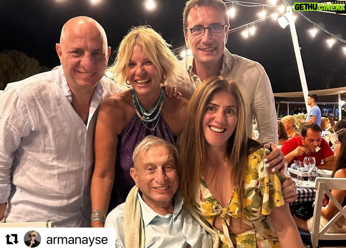 Haldun Dormen - 5.4K Likes - #Repost @armanayse with @use.repost
ć»ć»ć»
Yarın büyük günš„
Ailemizin yaÅƧa en büyüÄü, ruhen en genci 4 kiÅilik ekibiyle geliyooooššš @haldundormen
İki haftaya yakın misafirimiz olacaklar. Ev temizlendi, alıÅveriÅler yapıldı, sevdikleri Åeyler alındıšŗ
Günlük rutin Åƶyle:
09:30 Kahvaltı (Maile sofraya oturulur)
Rahmaninov Ƨalar fonda, Spotifyādan seƧtik sevdiÄi eserleri
Posta-Sƶzcü ānün Ƨengel bulmacası Ƨƶzülür (GenƧler dahil olacak, bilmedikleri kelimeleri ƶÄrenecekler)
Yemek ƶncesi, soÄuk bira (Kahve diye sorunca, acıyarak bakıyor:))) āKahve deÄil bira alimā diyor, buzz gibi olacak ama)
13:15 ƶÄle yemeÄi (SevdiÄi yemekler listelendi)
ĆÄle yemeÄi sonrası biraz dinlenmece. Biraz ama. Dinlenmeyi pek sevmiyor duracelāimiz :)) Bir plaj/ beach ister. Gƶlgede bi Åeyler okur. Ćyle boÅ yerleri de sevmez. İlle de insan olacak. CoÅku olacak, hareket olacak. O, inceleyecek gƶzlemleyecek. Gƶzü, gƶnlü aƧılacak.
Sonra ev/ duÅ.
20:30 akÅam yemeÄi (Tercihen dıÅarıda. Yine, ille de insan olacak. Yeni yerler gƶrecek. SosyalleÅecek. Åarap ya rakı iƧecek. Bol sohbet. )
Evde sohbete devam. Sessiz film oynamayı sever. En iyi o oynar. Haliyle. Bazen netflix.
24:00 ƶncesi ākum saatiā adını verdiÄi son sigara. Zaten Ƨok iƧmiyor, iki üç tane, sonra uykuuu.
Rutinlerin bozulmasını sevmez! Biz de zaten her yaz, geliÅini 4 gƶzle bekliyoruz, rutinlerine sadıÄızzz.
Sadece her akÅam Ƨıkmak benim zavallı bünyemi biraz zorluyoršOna adapte olacaÄım derken, dilim dıÅarda kalıyor, hızına, enerjisine, coÅkusuna yetiÅemiyorumš
Ben saf saf, āBu yaz da, günde 2 kere mi dıÅarı Ƨıkmaca?ā diye sorma gafletinde bulundum asistanı sevgili OsmanāašāĆok enerjik geliyor. Muhtemelen ister!ā dedi. āPeki bi gün dıÅarı Ƨıkıp, bi gün Ƨıkmasak? Hava da Ƨok sıcakā diyecek oldum. āSanmıyorum tercih edeceÄini. Yorulmuyor. Sıcak da onu rahatsız etmiyorā dedišššš§æš
Biz Åimdiden güçlü olalım diye, Burunomla C vitaminlerini iƧmeye baÅladık bile!!!! Mami, āBana da verinā dedi :)) 97 yaÅındaki en gecimize, tabii ki uyum saÄlayacaÄızzz!!! ā¤ļø
(FotoÄraflar geƧen yazdan. Bu sene de ƧekeceÄiz tabiiš)