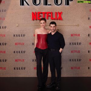 Halil Babür Instagram - Geliyo. 

@netflixturkiye 

styling: @a.batuhancetin