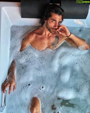 Halil İbrahim Demirkıran Instagram - guess the temperature of the water 🤔😏