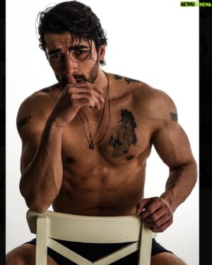 Halil İbrahim Demirkıran Instagram - Yorumları alalım..
Photographer : @aliyamantr @mediamotto 
Studio : @sokakbutik.com.tr 
#model #modeling #shooting  #fashion #ducati #motorcycle #keşfet #modellife #turkey #halildemirkıran #actor #shooting #shootingday #shootingstar