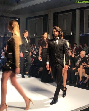 Halil İbrahim Demirkıran Instagram - 🔱suit🔱 ... tasarım : @tolgacam . Koreograf : @akiforuk . Fotoğraf : @erdemalpsezer  #suitman #halildemirkıran #fashion #turkey #hiltonbomonti #modelmanagement