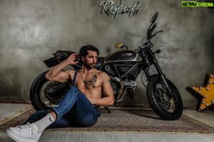 Halil İbrahim Demirkıran Instagram - ⚜️
Photographer : @aliyamantr @mediamotto 
Studio : @sokakbutik.com.tr 
#model #modeling #shooting  #fashion #ducati #motorcycle #keşfet #modellife #turkey #halildemirkıran #actor #shooting #shootingday #shootingstar