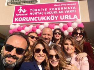 Halit Ergenç Instagram - Muhteşem Yüzyıl ekibi olarak 2011 yılında Koruncuk Vakfı ile başlatmış olduğumuz “İzmir Koruncukköy Urla”yı, Meral Okay anısına bugün açtık.