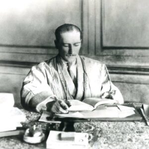 Halit Ergenç Instagram - İki Mustafa Kemal vardır: Biri ben, et ve kemik geçici Mustafa Kemal… İkinci Mustafa Kemal, onu "ben" kelimesiyle ifade edemem; o, ben değil, bizdir! O, memleketin her köşesinde yeni fikir, yeni yaşam ve büyük ülkü için uğraşan aydın ve savaşçı bir topluluktur. Ben, onların rüyasını temsil ediyorum. Benim girişimlerim, onların özlemini çektikleri şeyleri tatmin içindir. O Mustafa Kemal sizsiniz, hepinizsiniz. Geçici olmayan, yaşaması ve başarılı olması gereken Mustafa Kemal odur! #19Mayıs