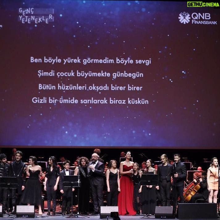 Halit Ergenç - 39K Likes - Yetenek ender bulunur bir şey olmasının yanında keşfedildiğinde sadece işin başlangıç noktasını oluşturur. Hayatlarının tamamını enstrümanlarında eşsiz olabilmek için çalışarak geçiren üstün yetenekli gençler, muhteşem performanslarıyla dün akşam yine sahnedelerdi.
@Cevsanat‘ın genç yetenekleri şimdiye kadar uluslararası başarılara, müthiş konserlere ve kayıtlara imza attılar ve atmaya da devam ediyorlar. Bizim için gurur kaynağı olan bu yolculuklarına tanıklık etmekten ve aynı sahneyi paylaşmaktan büyük mutluluk duyuyorum.
Yolunuz açık olsun #gençyetenekler