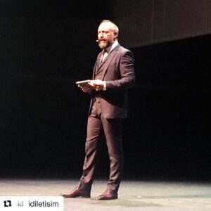 Halit Ergenç Instagram - #Repost @idiletisim with @get_repost
・・・
#HalitErgenç, Türkiye Kalite Derneği’nin (KalDer) 27. Kalite Kongresi’nde “Yaşam Biçimi Olarak Kalite” oturumunun konuğu. #SürdürülebilirOrtakGelecek #27KaliteKongresi