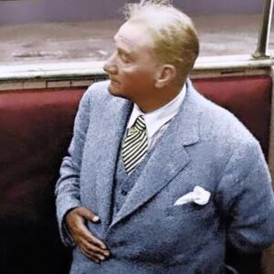 Halit Ergenç Instagram - Daha dün gibi…

100. Doğum günümüz kutlu olsun.

“Cumhuriyet,
Özgürlük, insanca varlık yolu.
Atatürk'ün çizdiği çağdaş uygarlık yolu.”

Yüzyıl bir milletin tarihinde nedir ki, bir göz açıp kapatma süresi. Özgür ve güçlü bir ömür sürmeliyiz dünya varoldukça. Her yüz yılda ve bin yıllarda.
Özgür kalmak kolay değil.
Unutmadan…
Hakkını vere vere…