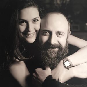 Halit Ergenç Instagram - Seneler evvel, ilişkimizin başlarında herkes ağzının suyu akarcasına üstümüze saldırırken neler yaşadığımızı bir röportajda anlatmıştım. Adam olan bir defa söylemeyle anlar kelamı ama bugün bu kadar sene sonra hala bir takım yerlerde bir takım çirkin yakıştırmalar yapılıyorsa hele ki Bergüzar hakkında, demek ki ben güzelce anlatamadım halimizi diye düşünüyorum.

Hanımlar - beyler, tekrar söylüyorum, benim ilk evliliğimi bitirmemin Bergüzar ile zerre kadar dahi alakası yoktur. Resmen ve anlaşma yoluyla bitmiş bir evlilikten bir süre sonra böylesi zorluklar olacağını bile bile özveri ve aşk ile başlamış bir ilişkidir bizimkisi. Kalkıp -mış, -miş ve ‘duyduk ki’ gibi ifadelerle yazılmış dedikodulara itibar etmek olacak iş değildir. Kaldı ki o günlerde bu dedikodulara taraf yaptığınız kişilerin şu an aileleri ve çocukları var. Biraz saygı lütfen.

Bergüzar Korel benim sekiz senelik karım, oğlumuz Ali’nin harika annesi, en kıymetlim en sevdiğimdir her zaman. 
Bu tarz yakıştırmaları reddediyor, son derece haksız buluyor ve şiddetle kınıyorum.

Saygılarımla.
Halit Ergenç

#bergüzarkorel
#halitergenç