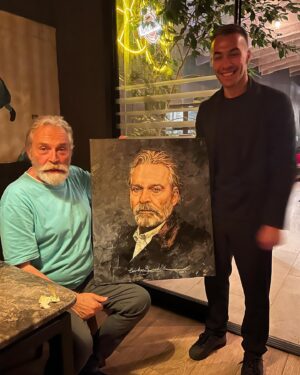 Haluk Bilginer Instagram - “Duygunun gücü” 
“ The power of emotion “

Haluk abi’nin “Kel diva” oyununa davet etmesiyle keyifli bir anı bıraktık… 

We left a pleasant memory with Haluk Abi’s invitation to the “Bald Diva” play...

Tuval Üzr. Yağlıboya / Oil On Canvas 

70 x 60 

Model / Haluk Bilginer

Özel koleksiyon / Private Collection