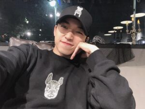 Ham Seong-min Instagram - 인생 생존신고 ㅎ❤️ 요즘 너무 바빠요 ㅠㅠㅠㅠㅠㅠㅠㅠ
요즘 밀고나가는 멍뭉이 옷ㅎㅎㅎㅎ
안경잘어울리나여!
#카페 #안경 #셀카 #일상 #ㅎㅎ #❤️