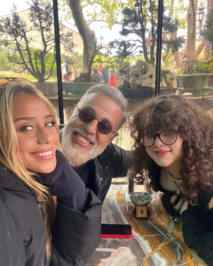 Hamdi Alkan Instagram - Bayramın en güzel anı.. Canım kızlarım @zeynepalkanz ve @aysealkans ile.❤️❤️🧿