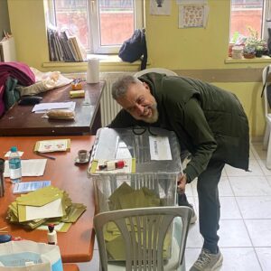 Hamdi Alkan Instagram - Sandığa sıkı sıkı sarıldım..Seçim sonuçları ne olursa olsun,bu güzel topraklarda büyüyen birer çocuk olduğumuzu unutmadan birbirimize sarılmaktan vazgeçmeyelim.Hangi görüşten olursak olalım,hepimiz aynı sabaha uyanıyoruz.Aynı ekmeği paylaşıyoruz.Bir felaket anında tek yürek olan yüreklere sahibiz.Seçimler gelip geçer..Birbirimize katabildiğimiz güzellikler,iyilikler yaşar.. #oyver #seçim2023