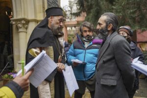Hamdi Alkan Instagram - Uzun bir aradan sonra kamera önünde misafir oyuncu olarak @showtv @azizdizisitv ne konuk oldum. Cuma günü akşam 20.00 de görüşürüz .. @firattanis @recaikaragoz @mrtyldrm @simaybarlass
