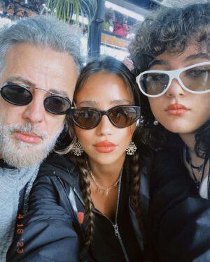 Hamdi Alkan Instagram - Oldukça ciddiyiz @zeynepalkanz @aysealkans