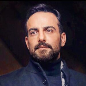 Hamed Komaily Instagram - به بهانه تولدم
شمعی روشن کرده ام

آرزو میکنم
اما فوتش نمیکنم

ایستاده میسوزد
همچو یاران سفر کرده مان ...

حامد کمیلی
۴۰۲٫۴٫۱۴
.
.
.
📷 @rominaparto