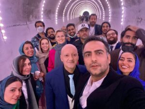 Hamed Komaily Instagram - خدا حافظ قبله عالم
به احترام لبخندتان در شرایط سخت (قبله عالم ) را ساختیم به این امید که شاید مرهمی باشد بر دلتان در این روزگار سخت
 اما 
نخواستند
نگذاشتند
و تمام
...
خستگی ماند به جانمان 
ممنونم از همه گروه حرفه ای و محترمم که در شرایط سخت کرونا در کنار هم ایستادند و زحماتشان  انگونه که باید دیده نشد
ممنونم از همه تیم بازیگری (قبله عالم)
همکاری در کنار شما اینگونه همدل برایم بسیار لذت بخش بود
جناب منوچهر محمدی سابقه شما در سینمای ما گویای همه چیز است و میدانیم همه تلاشتان را برای جلوگیری از سانسور کردید و نشد که نشد
ممنونم از محمد_رسولی و تیم حرفه ایش
ممنونم از امیرحسین حداد و گروه کاربلدش با طراحی منحصر به فرد و متفاوت صحنه
ممنونم از جهانگیر میرزاجانی طراح لباس و گروه محترمشون ، توجه شما به جزییات طراحی برایم تحسین بر انگیز بود
ممنونم از عباس عباسی طراح گریم و گروه محترمش که یکی از بهترین گریمهای این سالها را با او تجربه کردم
ممنونم از محمود کاشانی و تیم صدابرداری
بهنام جان ، نگار جان مهدی جان  نوید جان...
و گروه محترم تولید و تدارکات که همه میدانیم چه زحماتی کشیدید و باز همیشه با لبخند میزبانمان بودید
و حامد خان محمدی. رفیق ، میدانم چه آشوبی در دلت برپاست. 
شاید وقتی دیگر مَرد ...شاید