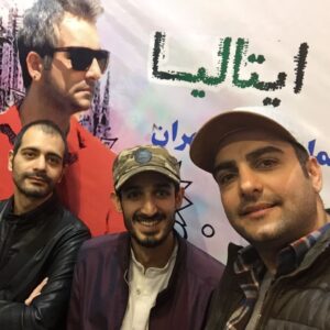 Hamed Komaily Instagram - ...
معرفي ميكنم ، معين مطلبي مدير فيلمبرداري و كاوه صباغ زاده كارگردان . #ايتاليا_ايتاليا