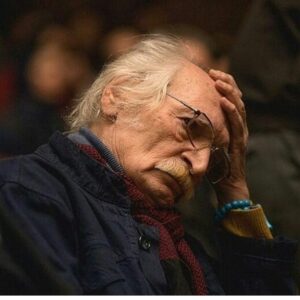 Hamed Komaily Instagram - ...
آنجا یک قهوه خانه بود اما ننشستیم به نوشیدن دو تا استکان چایی.چرا؟
دنیا خراب میشد 
اگر دقایقی آنجا مینشستیم و نفری یک استکان چای میخوردیم ؟
عجله، همیشه عجله!
کدام گوری میخواستم بروم؟
من به بهانه رسیدن به زندگی همیشه زندگی را کشته ام...
.
به بهانه تولد عاليجناب #محمود_دولت_آبادى