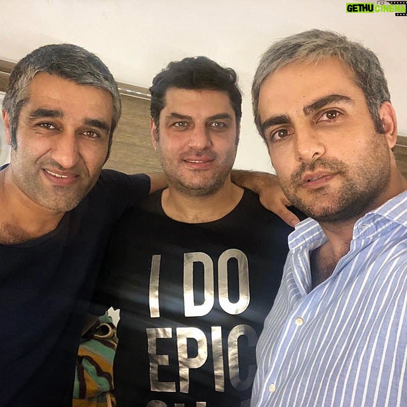 Hamed Komaily - 3 Likes - تولدت مبارك سام خوش قلب
تو يك تيرماهيه واقعي هستي ...
پ ن: پشت صحنه فيلم سينمايي ارتش سري
#پژمان_جمشيدى #سام_درخشانی #حامد_كميلي #خوب_بد_جلف