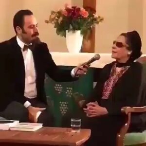 Hamed Tehrani Instagram - دلم نیومد این ویدیوبا احساس رو نذارم ایشون بانو پری زنگنه خواننده اهنگ زیبای گجشکک اشی مشی در فیلم گوزنهاو خالق این ترانه زیبا هستن  بانو زنگنه متاسفانه در یک حادثه رانندگی در جوانی بینایی خودشونو از دست میدن. دوست عزیزی هم که در کنارشون هست ارش فولادوند رهبر ارکستر فیلارمویک پاریس شرقی هستن 🎼🎹🎤 #موسیقی