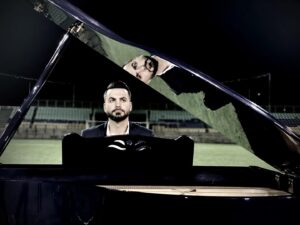 Hamed Tehrani Instagram - ﺁﺩﻣﻬﺎﯼ ﺯﻧﺪﻩ ﺑﻪ ﮔﻞ ﻭ ﻣﺤﺒﺖ ﻧﯿﺎﺯ ﺩﺍﺭﻧﺪ
ﻭ ﻣﺮﺩﻩ ﻫﺎ ﺑﻪ ﻓﺎﺗﺤﻪ
ﻭﻟﯽ ﻣﺎ ﮔﺎﻫﯽ ﺑﺮ ﻋﮑﺲ ﻋﻤﻞ ﻣﯽ ﮐﻨﯿﻢ
ﺑﻪ ﻣﺮﺩﻩ ﻫﺎ ﺳﺮ ﻣﯽ ﺯﻧﯿﻢ ﻭﮔﻞ ﺑﺮﺍﯾﺸﺎﻥ ﻣﯽ ﺑﺮﯾﻢ
ﻭﻟﯽ ﺭﺍﺣﺖ ﻓﺎﺗﺤﻪ ﺯﻧﺪﮔﯽ ﺯﻧﺪﻩ ﻫﺎ ﺭﺍ ﻣﯽ ﺧﻮﺍﻧﯿﻢ.

#حامدتهرانی