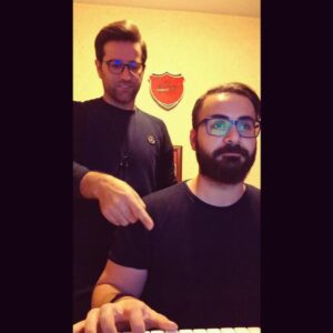Hamed Tehrani Instagram - شعاری که هفته ی آخر نیم فصل با عشق از سوی هوادارها روی سکوهای ورزشگاه آزادی به عوامل باشگاه و بازیکنان و کادر فنی و همه پرسپولیسیا تقدیم شد.به همراه حامد طاها عزیز به صورت کاملا دلی تقدیم به شما عزیزان می کنیم که لایق بهترینهایید #پرسپولیس_زیباترین_عشق_جهان🔴  @hamedtaha1. #آهنگساز #حامدتهرانی #خواننده #حامدطاها