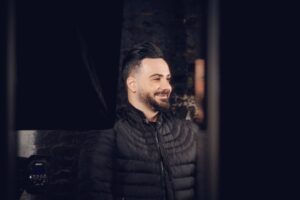 Hamed Tehrani Instagram - بزار بیخیال شم ......
بزار خودمو گول بزنم .....
بزار به ترک دیوار بخندم ........
بزار از شدت صدای خنده ی چیزای بی مزه ، گوش بقیرو کر کنم
بزار دلمو خوش کنم 
دلمو خوش کنم به 
ابیه اسمون 
گرمای خورشید 
به نسیم اول صبح 
به زلالیه اب 
به حس خوب خوابیدن 
بزار دلخوش باشم ، بزار بیخیال باشم

#حامدتهرانی 

📸: @hossein_shiraghaie