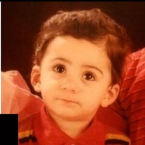Hamed Tehrani Instagram - تولدم شد و یک ‌سال دیگه هم گذشت…
اولش همه شبیه هم هستیم،👼🏻کوچولو و کچل!
حتی صداهامون هم شبیه به هم‌دیگه‌ست.
با اولین گریه بازی شروع می‌شه هی بزرگ می‌شیم
بزرگ و بزرگ‌تر اون‌قدر بزرگ که یادمون می‌ره یه روز کوچولو بودیم!
دیگه هیچ چیزی‌مون شبیه به هم نیست، حتی صداهامون.
گاهی با هم می‌خندیم، گاهی به هم!
گاهی دوست می‌داریم و گاهی متنفر می‌شیم.
یک سال دیگه گذشت
یک سال دیگه گذشت و باید صفحهٔ سفید دیگه‌ای که پیش روم گذاشتن‌و پر کنم.
خدا کنه امسال رو سفید باشم و صفحه‌م رو کم‌غلط تحویل بدم.
یک سال بزرگ‌تر شدم
یک سالی که نمی‌دونم توش واقعاً تونستم “بزرگ” بشم یا نه؟
تونستم با مشکلات خودم کنار بیام؟
تونستم همونی باشم که می‌خواستم؟
تونستم بعضی از عیب‌هام رو برطرف کنم؟
تونستم کسی رو نرنجونم؟
تونستم دل کسی رو شاد کنم؟
نمی‌دونم…
باید فکر کنم…
شاید اون‌جوری که می‌خواستم باشم، نبودم
ولی یک سال بزرگ‌تر شدم اونم خیلی سریع!
روز قشنگیه همیشه روز تولد آدم قشنگه
و وقتی همهٔ اون‌هایی که دوستت دارن تولدت رو بهت تبریک می‌گن، تازه می‌فهمی چه‌قدر زیادن آدم‌هایی که دوستت دارن!
و این خودش روزت رو قشنگ‌تر می‌کنه. 🥰