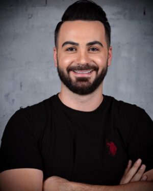Hamed Tehrani Instagram - سلام خدمت همه  واقعا ممنونم از  دوستای گلم که چه از طریق تلفن، پی ام ،دایرکت ،استوری ،پست ،نامه ،تلگراف ،دود ،کفتر ،جیغ داد، دست هوارا، بمن تبریک تولد گفتن😋😂🤗 خیلی خیلی زیاد خوشحالم که دارمتون انشالله لایق این همه محبت شما باشم مرسی که هستین ❣️. 

📸: @hossein_shiraghaie