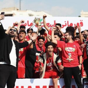 Hamed Tehrani Instagram - بماند به یادگار از اولین قهرمانی تیم نوجوانان پرسپولیس ☺️

خسته نباشید🫶؛

@mohsenkhalili9 @hasan_khanmohamadi 

📸: @mohammad.vahidpour14