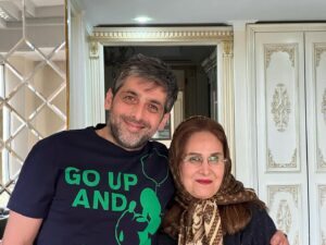 Hamid Goudarzi Instagram - مادر عزیزم ایشالا 200 سال زنده باشی عشق منی😘🌹💐❤️. هزار ماشالا🧿. عکاس عشق من