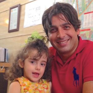 Hamid Goudarzi Instagram - به حول قوه الهي و با يارى شما مردم عزيز ايران امروز مسكن اين فرشتهاي كوچولو تهيه شد از تمام شما كه با كمكهاي مالي و معنوي مرا ياري كرديد جداً سپاس گزارم  و با  قدرداني از جناب اقاي احمدزاده