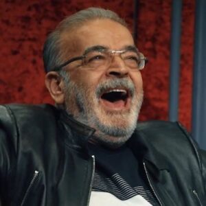Hamid Lolaei Instagram - «من و این می‌خوایم یه سریال هم‌سران با هم بازی کنیم!»
قسمت جدید «جوکر» رو فردا ببینید.

تا امروز دو قسمت از فصل سوم‌ جوکر منتشر شده. قسمت سوم این فصل فردا، یعنی دوشنبه منتشر می‌شه.

این هشت مهمون هنرمند در کنار آوازها و زبون‌های عجیب و غریبی که حرف می‌زنن، شیطنت‌هاشون رو این بار رو ویبره پیاده می‌کنن! در کنار تمام این‌ها مهمان ویژه میزبان هم به جمع اضافه می‌شه و به روش خودش بقیه رو می‌خندونه. 

جوکر کاری‌ست از احسان علیخانی و گروهش در استودیو «قرن جدید» که به صورت اختصاصی برای فیلیمو تولید شده. سیامک انصاری به عنوان میزبان جوکر، مهمون‌هاش رو با ممنوع کردن «خندیدن» و وادار کردن به «خندوندن هم‌دیگه» به چالش می‌کشه.

قسمت جدید این مهمانی خاص رو فردا ساعت هشت صبح می‌تونید تماشا کنید.
@joker_realityshow 
@filimocom