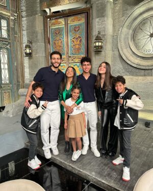 Hamza Diab Instagram - استنونا تاني و تالت أيام العيد في برنامج #صاحبة_السعادة🥳❤️ 
مع @essyounis ❤️
الساعة ١٠ مساءً على @dmctv.eg❤️

Special thanks to @khaled_halfawy @ranarish @yosrtaher @wesam_seif and all kamel el adad family who made the dream come true 🙏❤️❤️❤️❤️