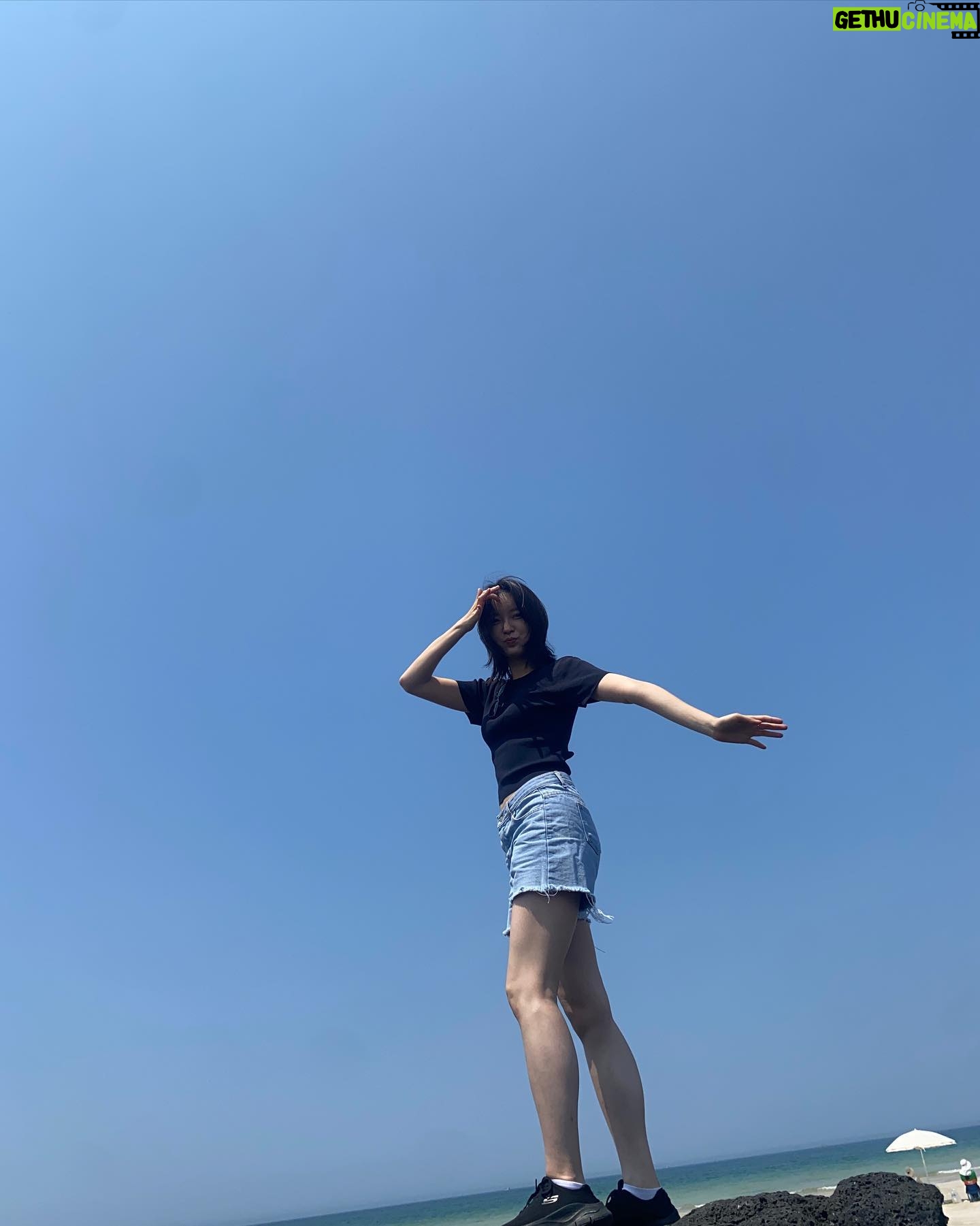 Han Da-sol - 2.9K Likes - 안녕 나의 여름💙💙💙💙