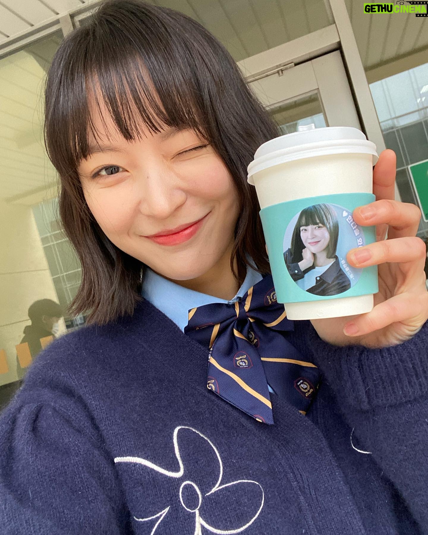 Han Da-sol - 7.9K Likes - 시은이도 때론 해맑답니다🤭
p.s 커피차 받고 신난 시은이
승룡선배님 너무 감사합니당🙇♀️🫶
#청담국제고등학교
@netflixkr
@wavve.official