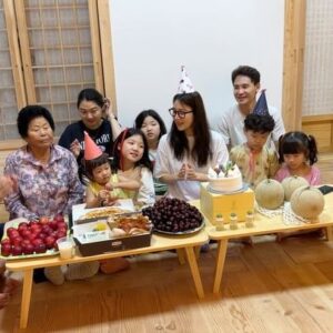 Han Ji-hye Instagram - 거하게(?!) 열렸던 생일잔치 ㅎㅎㅎ 큰손 엄마덕에 수북이 쌓인 체리와 🤣 메론 3개, 형부와 남동생이 비를 맞으며 준비한 피자와 통닭!! 6월 생일자인 나와 윤슬이 그리고 조카 한빈이까지 숫자 초만 바꿔가며 치른 생일 잔치. 죽녹원 한옥이라 불을 켤수 없어서 촛불부는 척 혼신의 촛불끄기 연기도 하며 즐겁게 보냈던 만 40짤 생일. 초등학교때 엄마가 친구들 초대해서 열어주신 생일파티처럼 순수하고 즐거웠던 40짤 생일 밤.. ㅎ