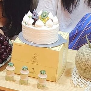 Han Ji-hye Instagram - 거하게(?!) 열렸던 생일잔치 ㅎㅎㅎ 큰손 엄마덕에 수북이 쌓인 체리와 🤣 메론 3개, 형부와 남동생이 비를 맞으며 준비한 피자와 통닭!! 6월 생일자인 나와 윤슬이 그리고 조카 한빈이까지 숫자 초만 바꿔가며 치른 생일 잔치. 죽녹원 한옥이라 불을 켤수 없어서 촛불부는 척 혼신의 촛불끄기 연기도 하며 즐겁게 보냈던 만 40짤 생일. 초등학교때 엄마가 친구들 초대해서 열어주신 생일파티처럼 순수하고 즐거웠던 40짤 생일 밤.. ㅎ