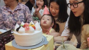 Han Ji-hye Instagram - 거하게(?!) 열렸던 생일잔치 ㅎㅎㅎ 큰손 엄마덕에 수북이 쌓인 체리와 🤣 메론 3개, 형부와 남동생이 비를 맞으며 준비한 피자와 통닭!! 6월 생일자인 나와 윤슬이 그리고 조카 한빈이까지 숫자 초만 바꿔가며 치른 생일 잔치. 죽녹원 한옥이라 불을 켤수 없어서 촛불부는 척 혼신의 촛불끄기 연기도 하며 즐겁게 보냈던 만 40짤 생일. 초등학교때 엄마가 친구들 초대해서 열어주신 생일파티처럼 순수하고 즐거웠던 40짤 생일 밤.. ㅎ