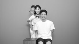 Han Ji-hye Instagram - 거하게(?!) 열렸던 생일잔치 ㅎㅎㅎ 큰손 엄마덕에 수북이 쌓인 체리와 🤣 메론 3개, 형부와 남동생이 비를 맞으며 준비한 피자와 통닭!! 6월 생일자인 나와 윤슬이 그리고 조카 한빈이까지 숫자 초만 바꿔가며 치른 생일 잔치. 죽녹원 한옥이라 불을 켤수 없어서 촛불부는 척 혼신의 촛불끄기 연기도 하며 즐겁게 보냈던 만 40짤 생일. 초등학교때 엄마가 친구들 초대해서 열어주신 생일파티처럼 순수하고 즐거웠던 40짤 생일 밤.. ㅎ