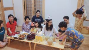 Han Ji-hye Instagram - 거하게(?!) 열렸던 생일잔치 ㅎㅎㅎ 큰손 엄마덕에 수북이 쌓인 체리와 🤣 메론 3개, 형부와 남동생이 비를 맞으며 준비한 피자와 통닭!! 6월 생일자인 나와 윤슬이 그리고 조카 한빈이까지 숫자 초만 바꿔가며 치른 생일 잔치. 죽녹원 한옥이라 불을 켤수 없어서 촛불부는 척 혼신의 촛불끄기 연기도 하며 즐겁게 보냈던 만 40짤 생일. 초등학교때 엄마가 친구들 초대해서 열어주신 생일파티처럼 순수하고 즐거웠던 40짤 생일 밤.. ㅎ