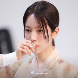Han Ji-min Instagram - 어머니~ 우리 지민이 얼굴 너무 잘해요✨✨
반짝이는 거 안 좋아하는 사람도 있나요?
오늘의 피로를 풀어 줄 그 사진 보러 오세요💛💛

#한지민 #HanJiMin @roma.emo 
#골든듀 #마리끌레르 
#BH네이버포스트 #BHEntertainment