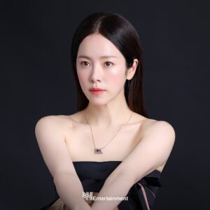Han Ji-min Instagram - 어머니~ 우리 지민이 얼굴 너무 잘해요✨✨
반짝이는 거 안 좋아하는 사람도 있나요?
오늘의 피로를 풀어 줄 그 사진 보러 오세요💛💛

#한지민 #HanJiMin @roma.emo 
#골든듀 #마리끌레르 
#BH네이버포스트 #BHEntertainment