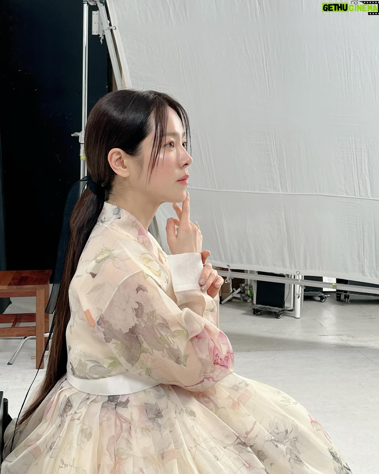 Han Ji-min - 3 Likes - .
🤍🐻💍🩵
@goldendew_official