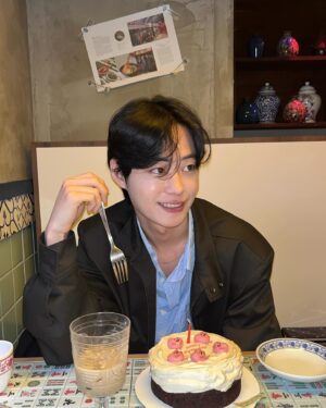 Han Se-jin Instagram - 뭘 올려야할지 모르겠ㅓ
암튼 생일 마무리 🎂