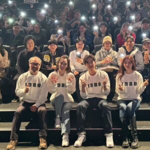 Han Soo-yeon Instagram - #영화_1980 절찬 상영중입니다 ~😀 감독님과 배우분들과 여러분 뵈러 열심히 무대인사 다니고있어요 🙇‍♀️ 여러 이벤트도 준비되어있으니 내일도 꼭 뵐수있기를 바래봅니다 ^^ 주말에 극장 나들이하세요 ~ 예매 고고 !!🏃‍♀️🏃 #나라사랑역사사랑영화사랑🫶 #영화1980